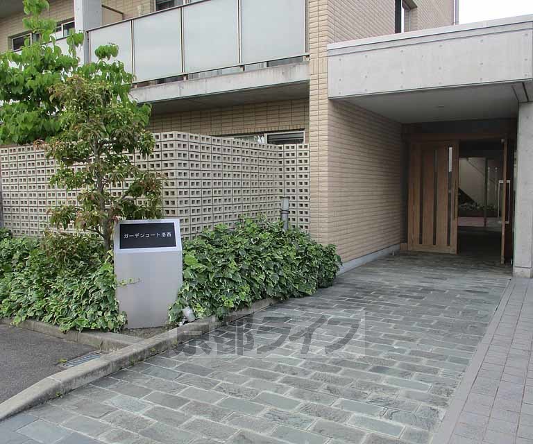 【京都市西京区大枝東長町のマンションのエントランス】