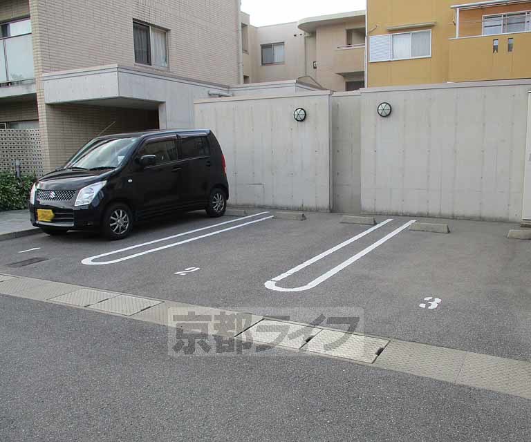 【京都市西京区大枝東長町のマンションの駐車場】