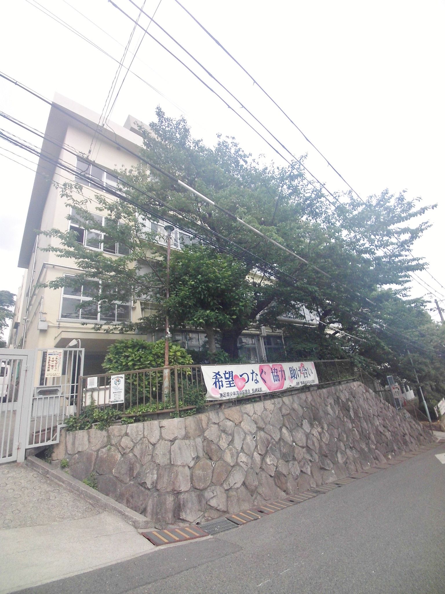 【神戸市灘区篠原中町のマンションの中学校】