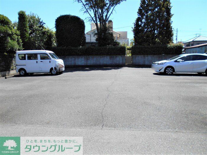 【ファミーユ本町の駐車場】