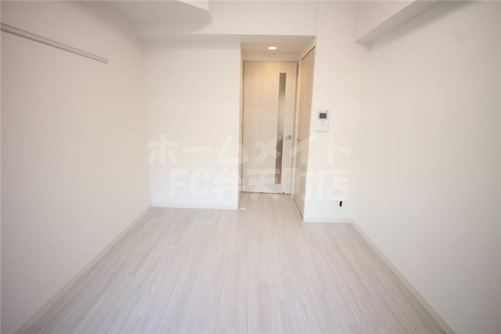 その他部屋・スペース　落ち着いた色調の寝室です