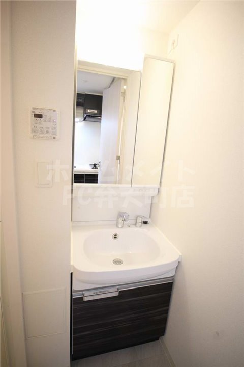 洗面設備　ゆったりとスペースのある洗面所