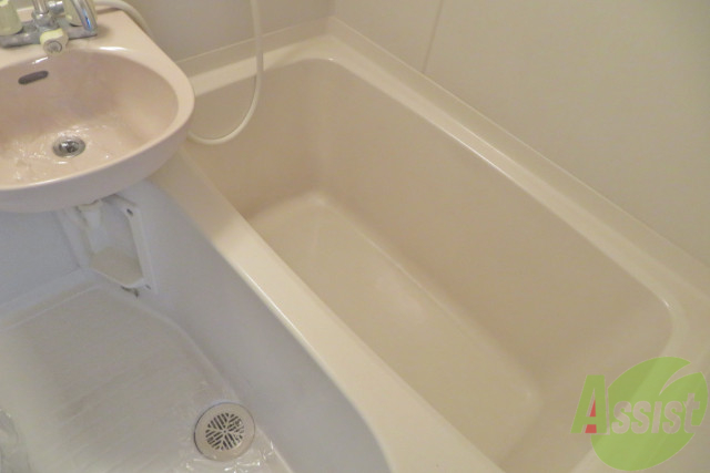 バス・シャワールーム　浴室は肩まで浸かれるくらい広々しております。