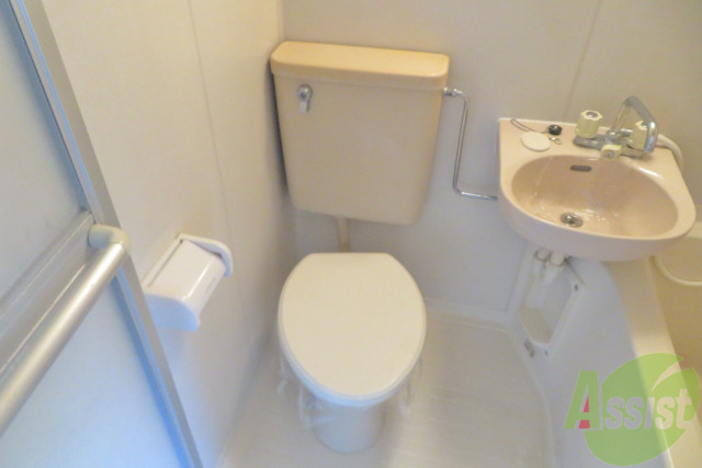 トイレ　バストイレ共同でしたので、トイレはお風呂場にございます。