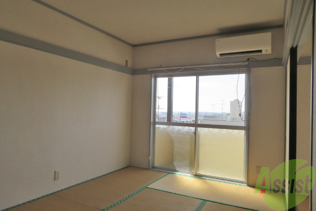 居室・リビング　リビングは６帖の和室です。南向きなので陽当たり良好です。