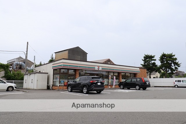 コンビニ　セブンイレブン（コンビニ）まで526m