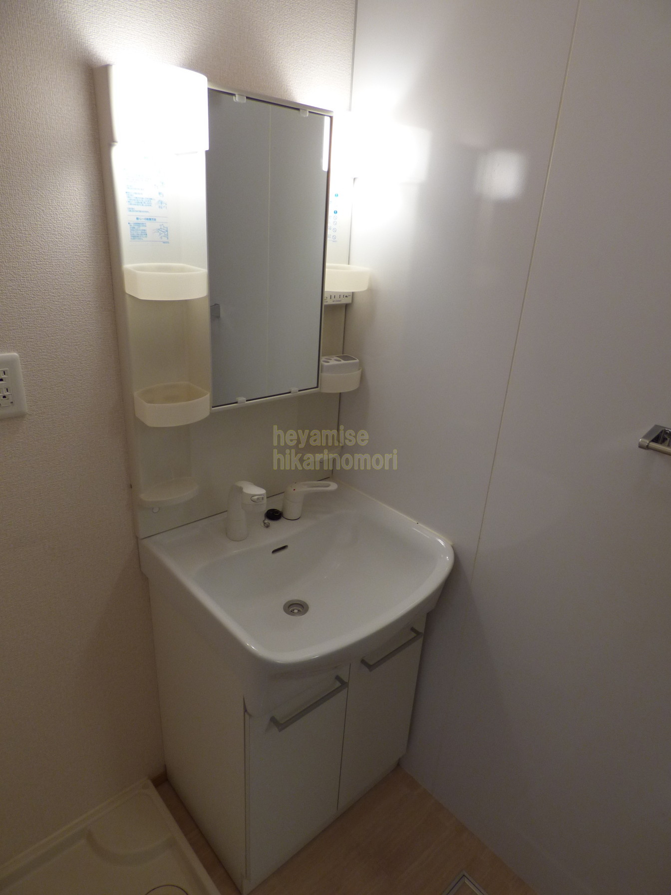 洗面設備　写真は1階（別号室）