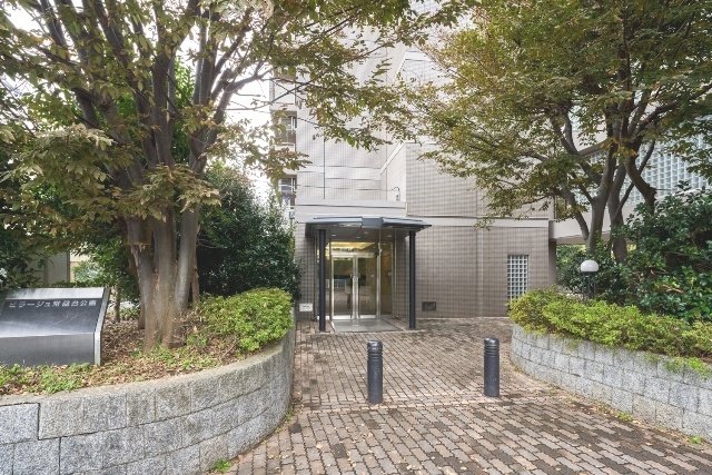 エントランス　重厚感のある建物デザイン♪