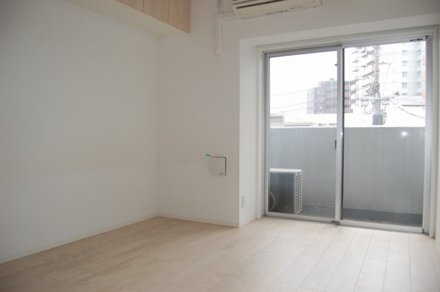 居室・リビング　優しい色合いの床材を使用した居住空間です。