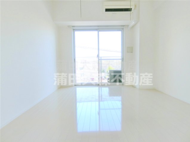 居室・リビング　南東向きバルコニーの洋室6.5帖！