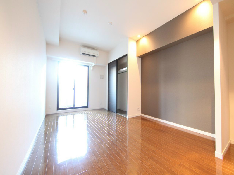 居室・リビング　洋室11帖　エアコン完備　バルコニー