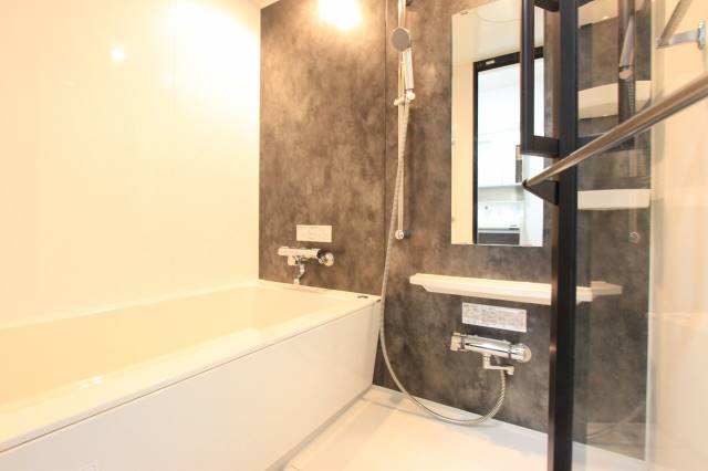バス・シャワールーム　カラーパネルがおしゃれなバスルーム