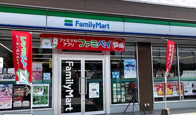コンビニ　ファミリーマート（コンビニ）まで750m