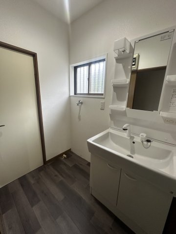 洗面設備　ゆったりとスペースのある洗面所