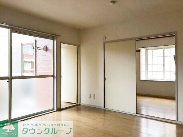 居室・リビング　別号室参考写真です