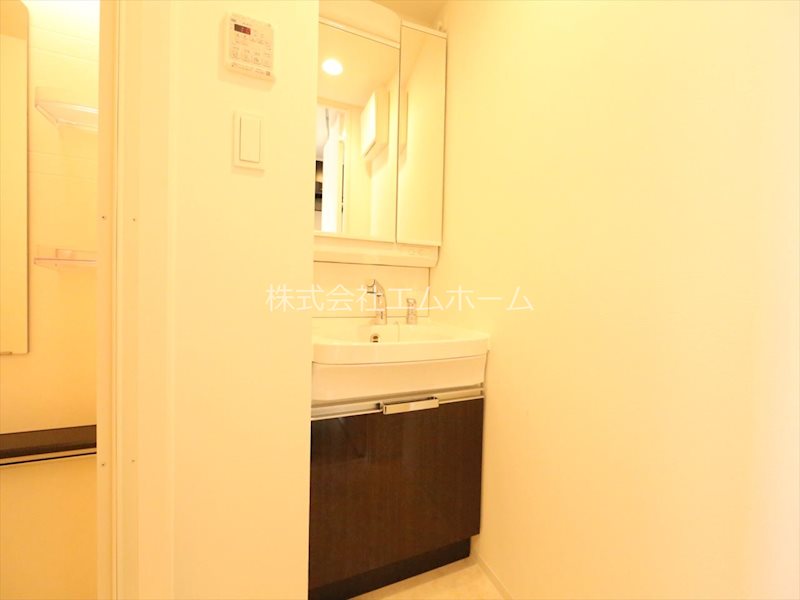 洗面設備　脱衣所　独立洗面台（シャンプードレッサー付）