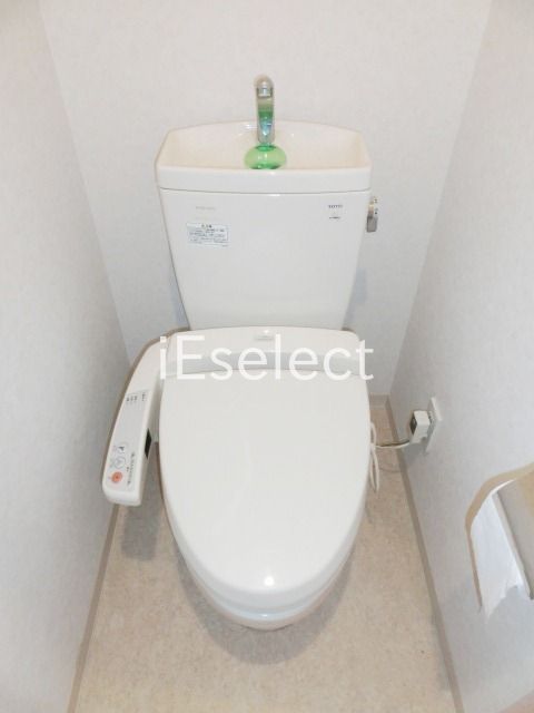 トイレ　温水洗浄便座付きのトイレ