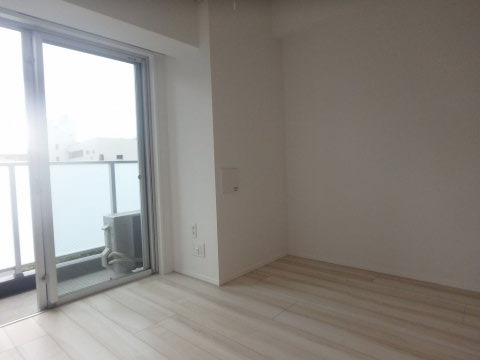 居室・リビング　優しい色合いの床材を使用した居住空間です。