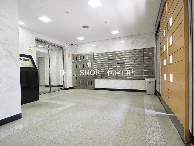 エントランス　広々としたエントランスホールです。
