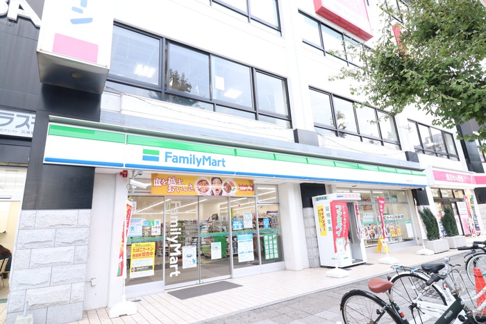 コンビニ　ファミリーマート（コンビニ）まで411m