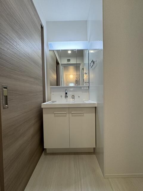 洗面設備　写真は別の部屋のものです。