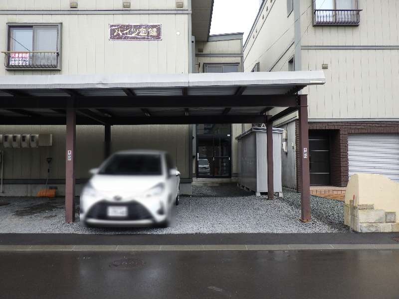駐車場　月額５，０００円軽自または小型車限定
