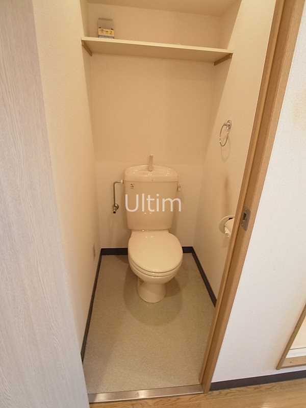 トイレ　違うお部屋の写真です。ご参考までに。