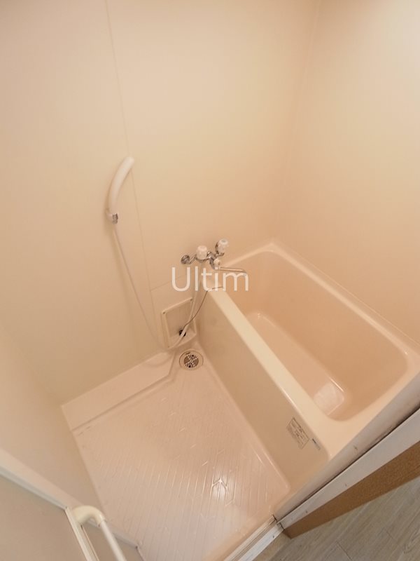 バス・シャワールーム　違うお部屋の写真です。ご参考までに。
