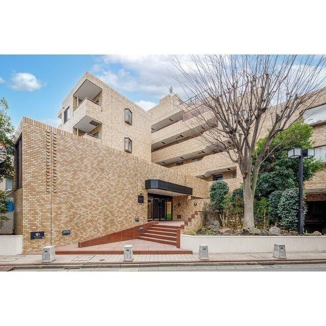 建物外観　鉄筋コンクリート造のがっちりとした建物。