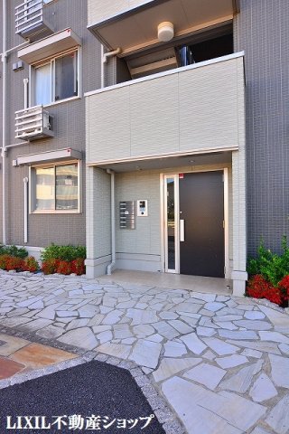エントランス　オートロック機能付のエントランスです。