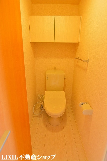 トイレ　上部に収納のある温水洗浄便座付のトイレです。