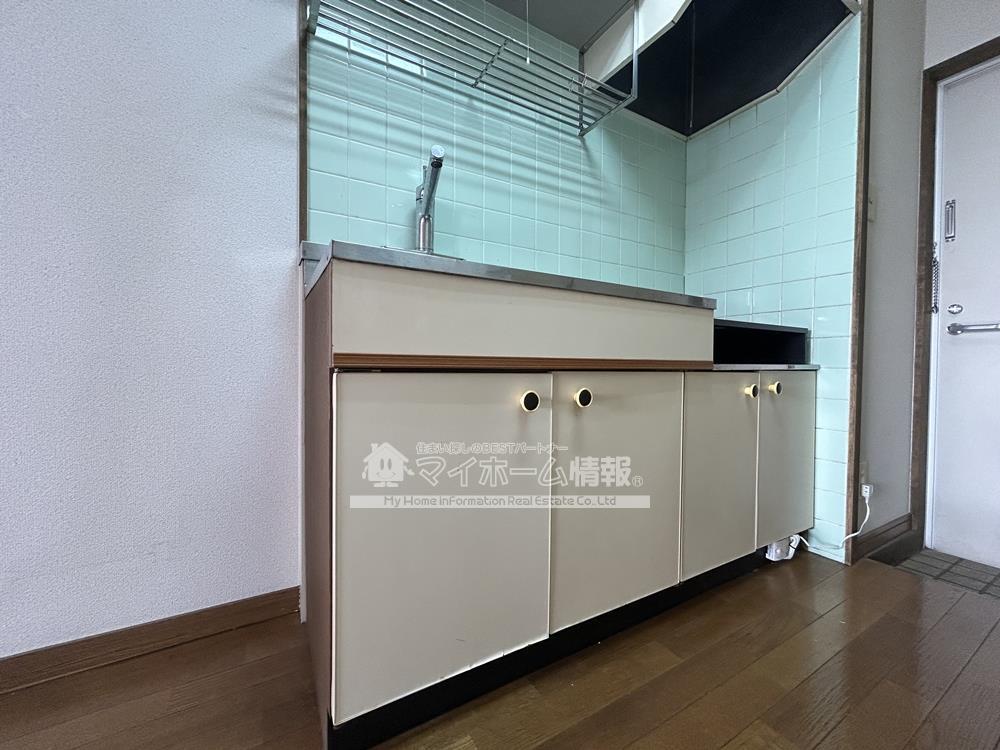 キッチン　※内観写真は401号を引用しており、内装が異なる場合がござい