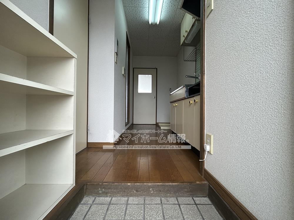 玄関　※内観写真は401号を引用しており、内装が異なる場合がござい
