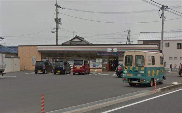 コンビニ　セブンイレブン（コンビニ）まで1056m