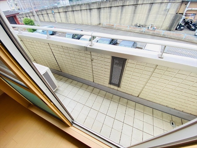 バルコニー　同一建物内２０６号室内装写真転載