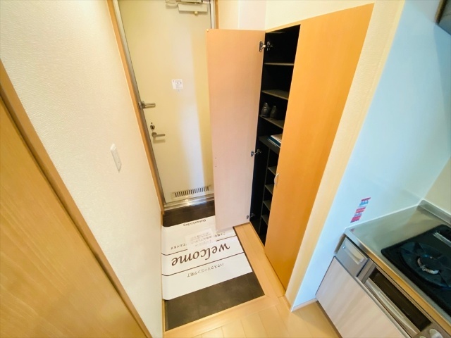 玄関　同一建物内２０６号室内装写真転載