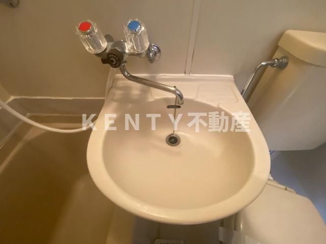 洗面設備　明るい洗面所です