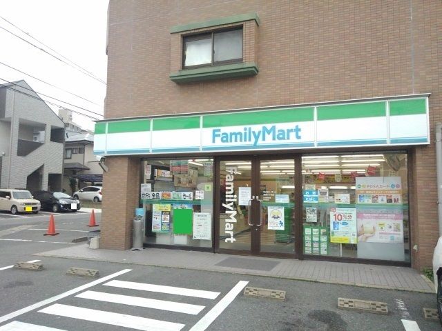 コンビニ　ファミリーマート唐の原7丁目店（コンビニ）まで240m