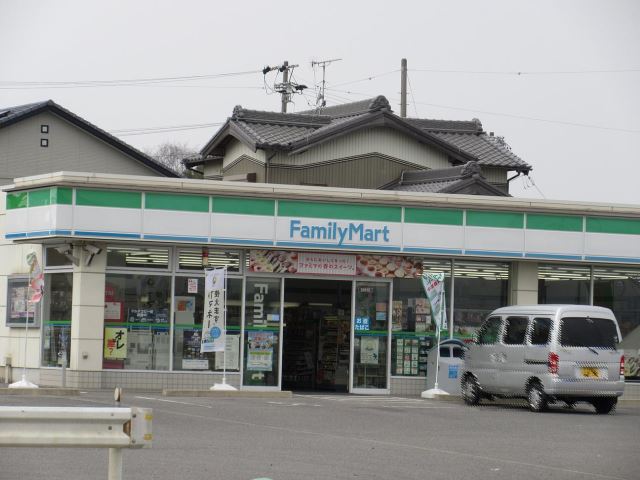 コンビニ　ファミリーマート（コンビニ）まで610m