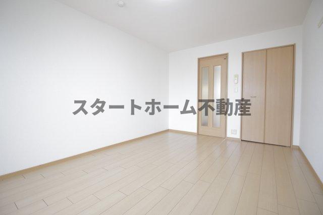 その他部屋・スペース　落ち着いた色調の寝室です