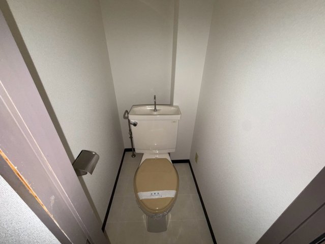 近鉄南大阪線 矢田駅 徒歩9分 4階建 築40年のトイレ写真