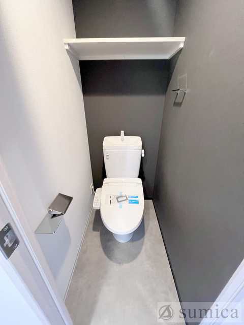 トイレ　人気アイテムの温水洗浄便座。清潔感のあるトイレです。
