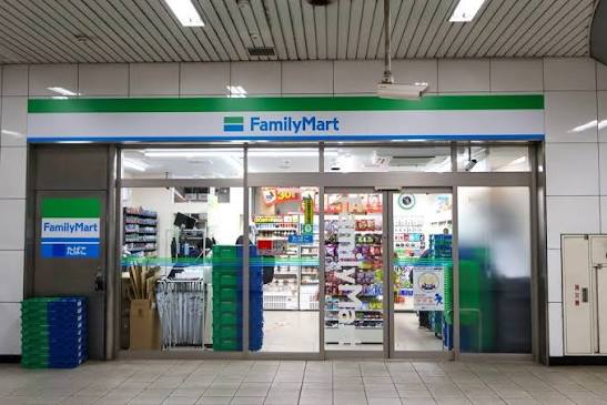 コンビニ　ファミリーマートTX青井駅／S店（コンビニ）まで180m