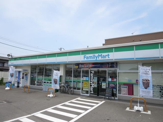 コンビニ　ファミリーマート（コンビニ）まで668m
