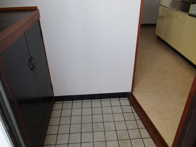浜松市中央区 3階建 築42年の玄関写真