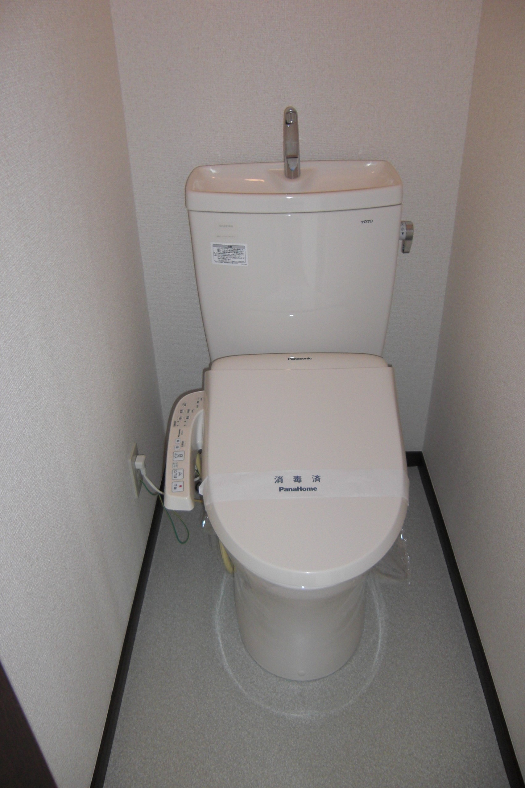 トイレ　新規ウォシュレットトイレです。