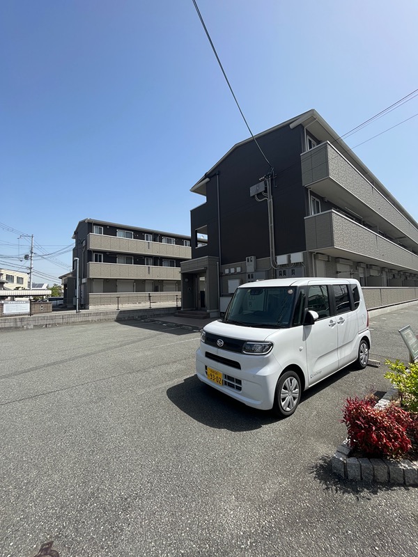 【ノア東山 B棟の駐車場】