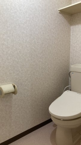 トイレ　上棚があるため収納に便利です