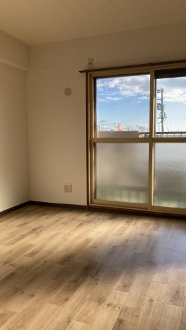 居室・リビング　※床にへこみがあります