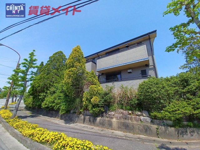 松阪市光町のアパートの建物外観